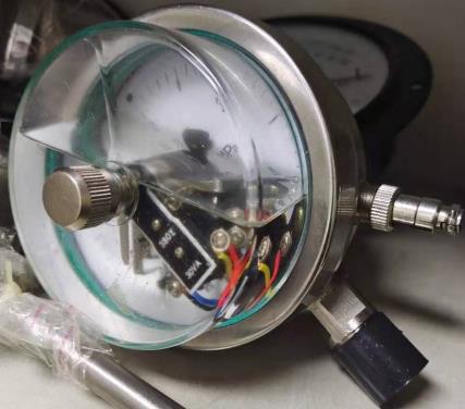 耐震電接點(diǎn)壓力表YTNXC-100/150,1.6級(jí)，-0.1-0-60MPA