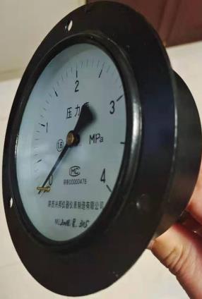 軸向帶前邊壓力表，Y-60ZQ/100ZQ/150ZQ,2.5級(jí)，1.6級(jí)，-0.1-0-100MPA